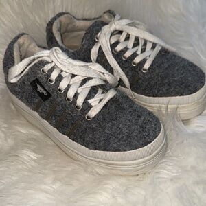 Rocket Dog Gray Carpet Sneakers